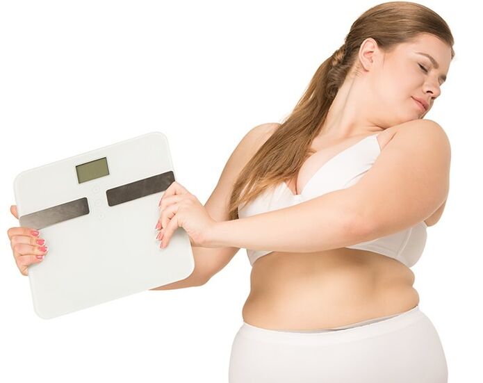 Chica gorda antes de tomar cápsulas dietéticas cetogénicas