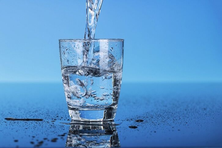 Beba mucha agua para perder peso rápidamente.
