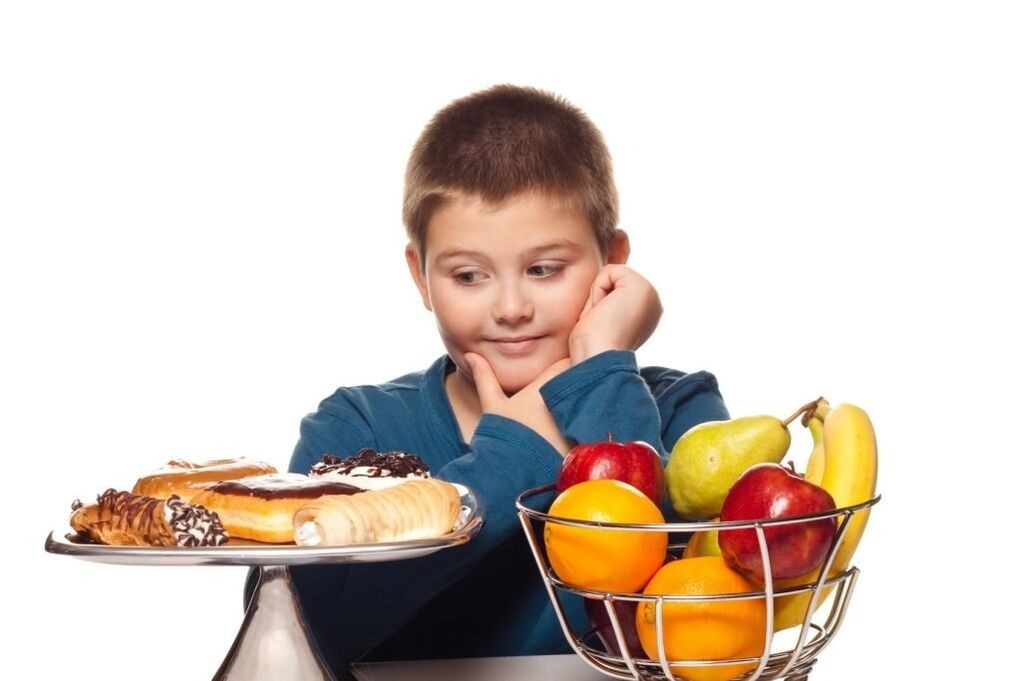 Eliminar los alimentos azucarados no saludables de la dieta de un niño en favor de la fruta